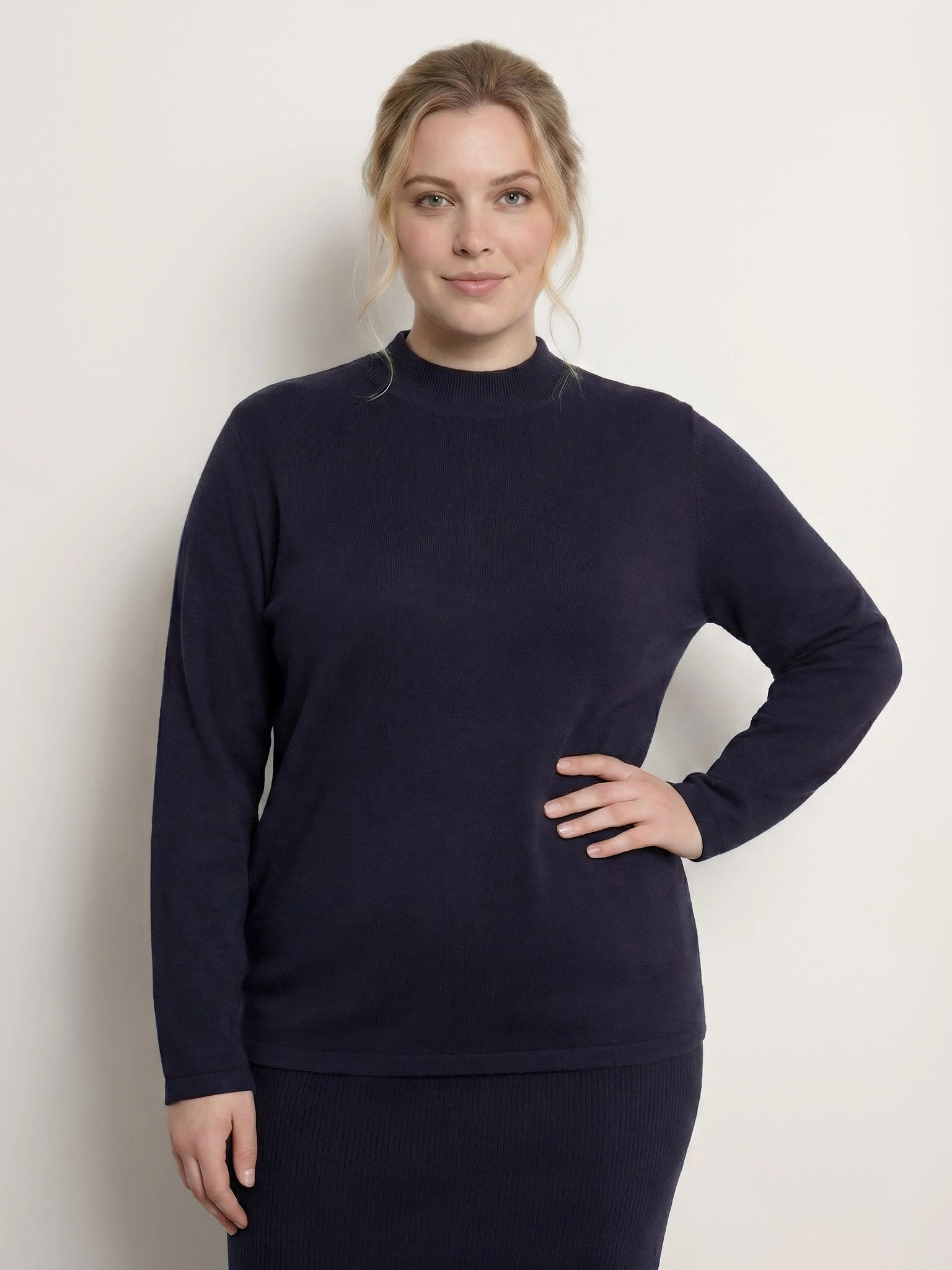 Джемпер темно-синего цвета со стразами из смесовой вискозы